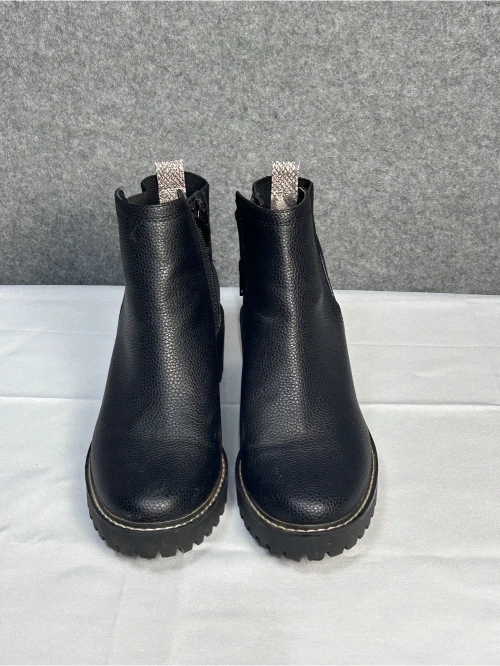 Universal Threads Women’s 8 Black Chelsea Boots Lug Sole Grunge Utilitarian Edgy